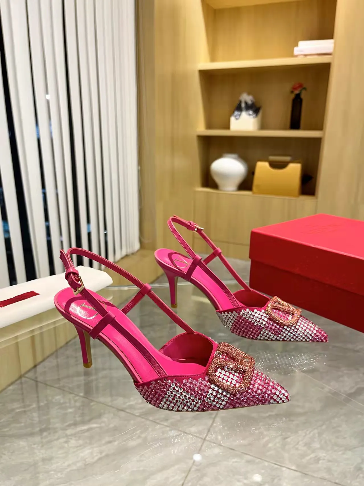 👟👟Ex-factory price 440👟👟 Genuine leather sole + 40 Kloesch diamond buckle Valentino.Valentino big v buckle single shoes ㊙️Latest series of counter genuine version with perfect details. Authentic products are made one to one. All details are consistent with genuine ones. The upper foot is very pedicure type. The key point is that it is very good and easy to control. It does not wear the feet and does not tire the feet. It is a walking artifact. The last shape is completely compared to the counter. The details are perfect. It is impossible to make such an exquisite product without the original version. Exclusive molded brass color. The highest version on the market. Fabric: imported sheepskin, lining and foot pads are all sheepskin. Color: 13 colors available. Sizes (34 to 42). Customized size 34 and 42. Non-returnable and non-exchangeable. Heel height: 7CM. Rubber sole. Genuine leather sole +40